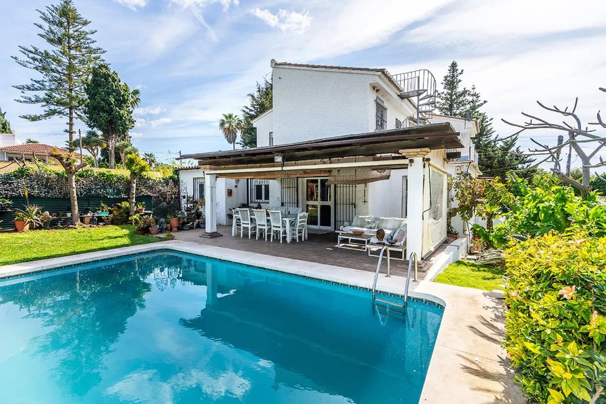 Río Real – Andalusisk villa med 6 soverom, privat basseng og panoramautsikt mot sjøen og La Concha – bilde 1