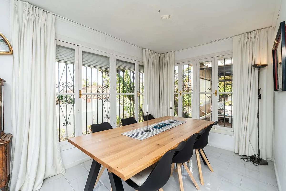 Río Real – Andalusisk villa med 6 soverom, privat basseng og panoramautsikt mot sjøen og La Concha – bilde 5