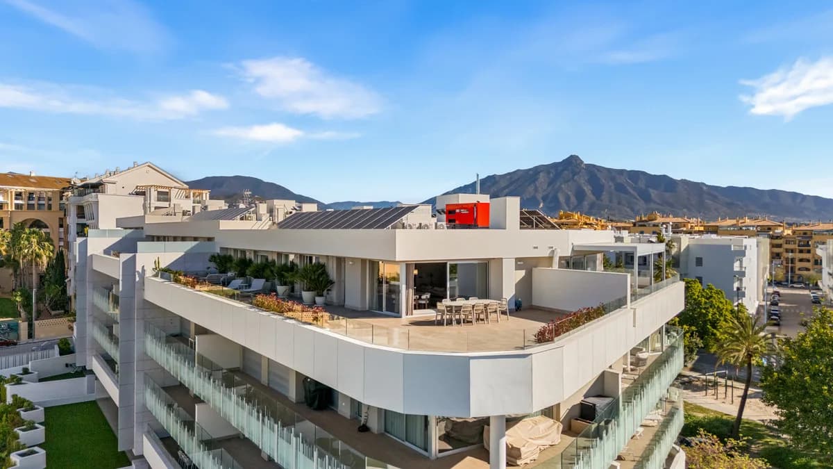 San Pedro de Alcántara – Stort, nytt penthouse med panoramautsikt og romslig terrasse nær stranden – bilde 1