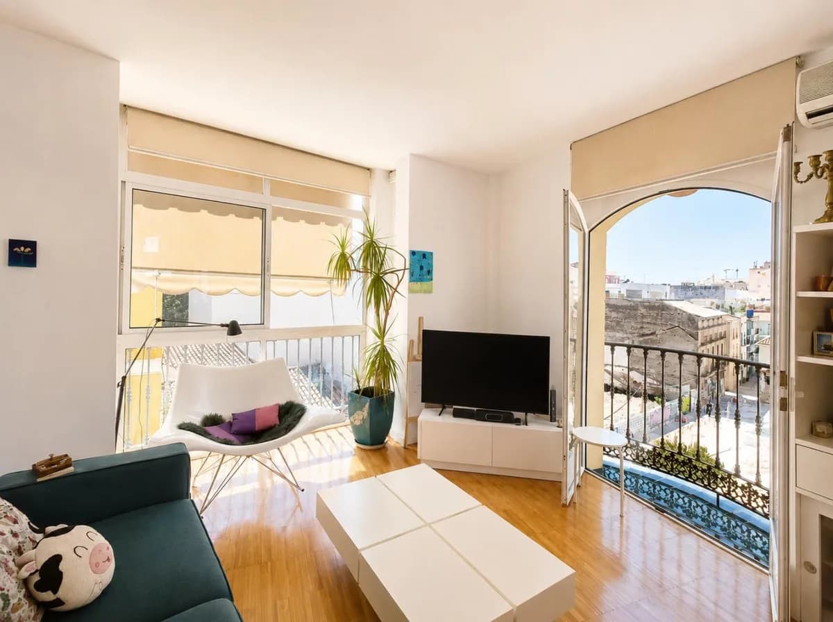 Málaga sentrum – møblert toppleilighet med turistlisens og privat takterrasse med utsikt over byen – bilde 1
