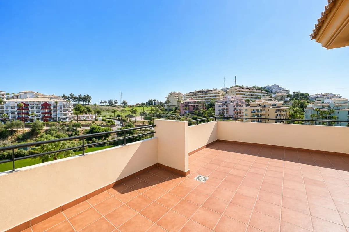 Riviera del Sol – leilighet over to plan med tre soverom, store terrasser og utsikt over golfbanen og havet – bilde 3