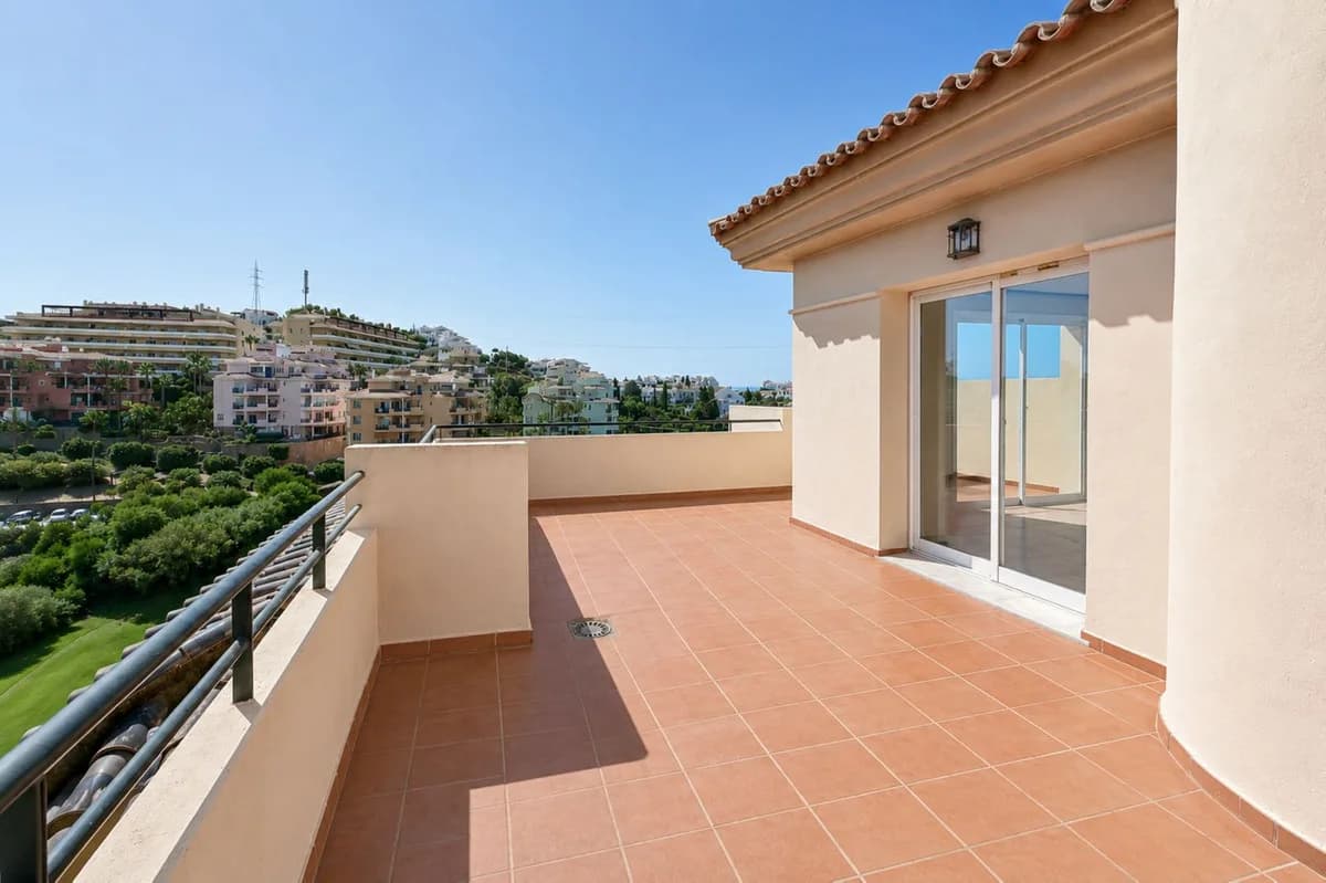 Riviera del Sol – leilighet over to plan med tre soverom, store terrasser og utsikt over golfbanen og havet – bilde 2