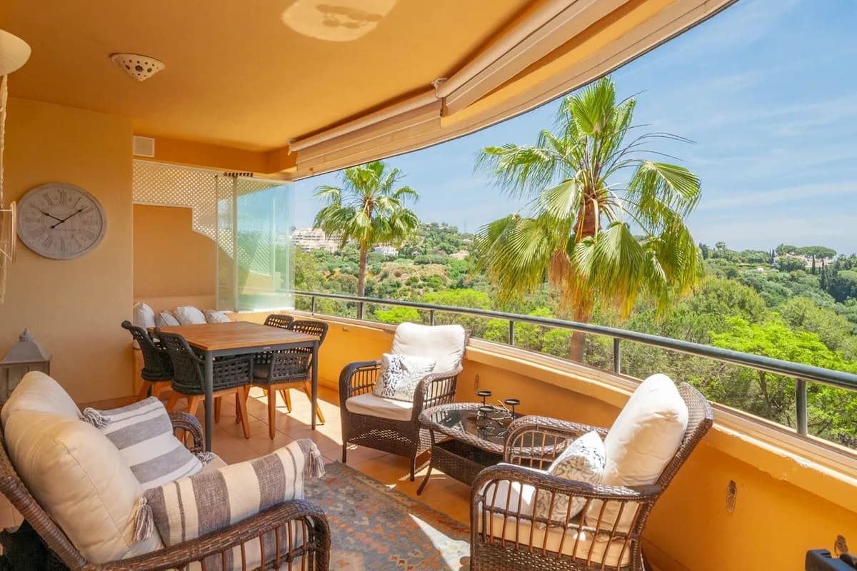 Elviria – Møblert leilighet i Elviria Hills med tre soverom, terrasse og utsikt over golfbanen og havet – bilde 1