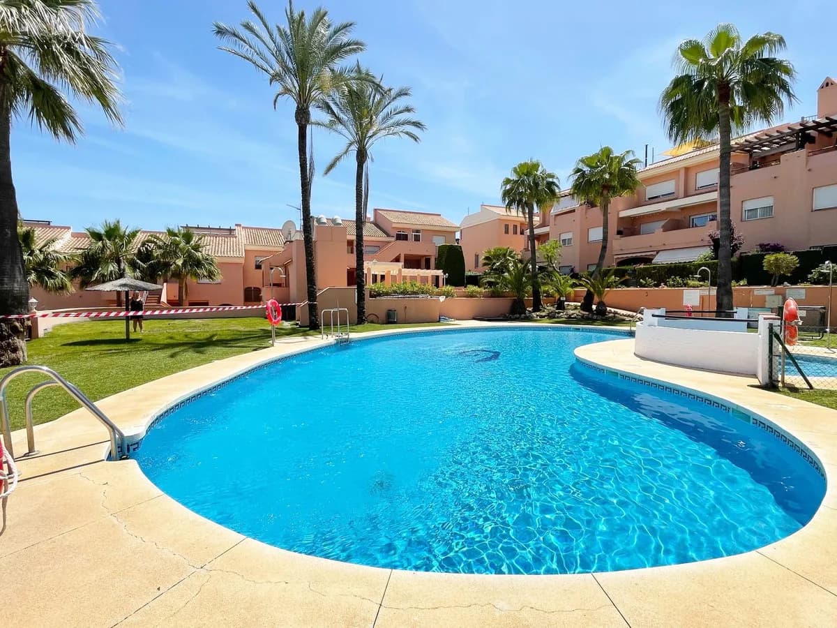 Riviera del Sol – Privat solarium med havutsikt, to soverom og garasjeplass i lukket anlegg – bilde 1