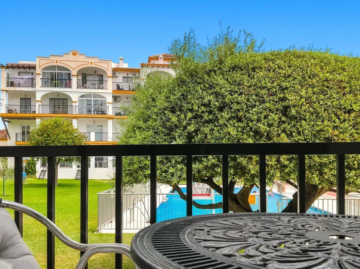 Montemar, Torremolinos – Leilighet med overbygd terrasse mot basseng og hage, nær strand og marina – bilde 1