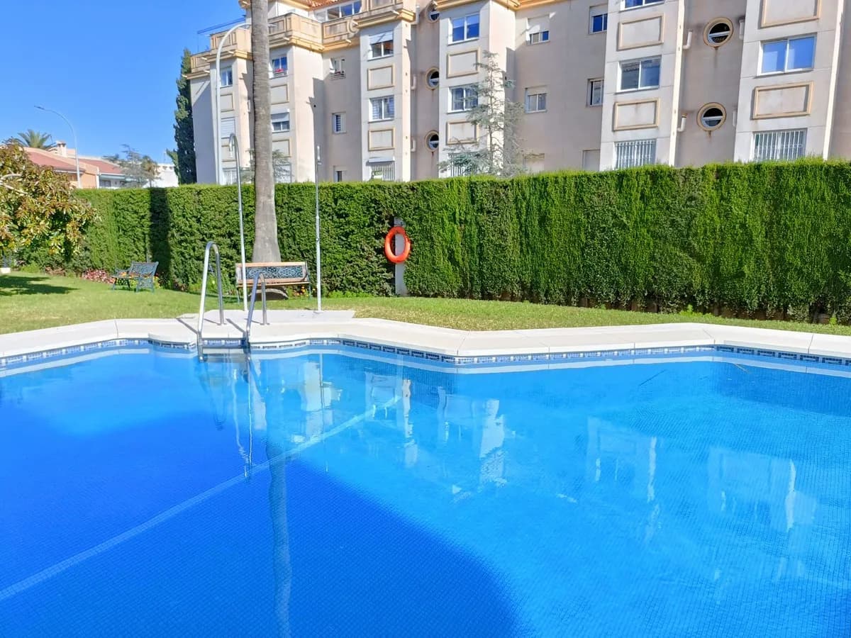 Torremolinos – Sørvendt terrasse, to soverom og privat parkering i lukket anlegg nær havet – bilde 3
