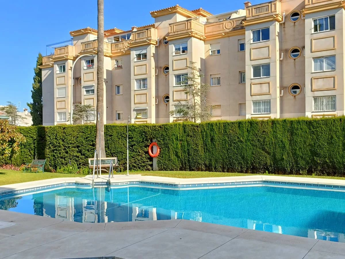 Torremolinos – Sørvendt terrasse, to soverom og privat parkering i lukket anlegg nær havet – bilde 2