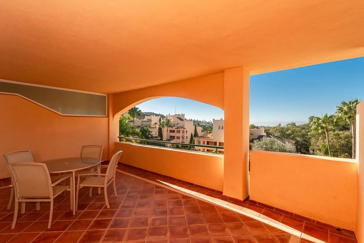 Elviria – Havutsikt, grønne hager og terrasse du kan bruke hele året – bilde 2