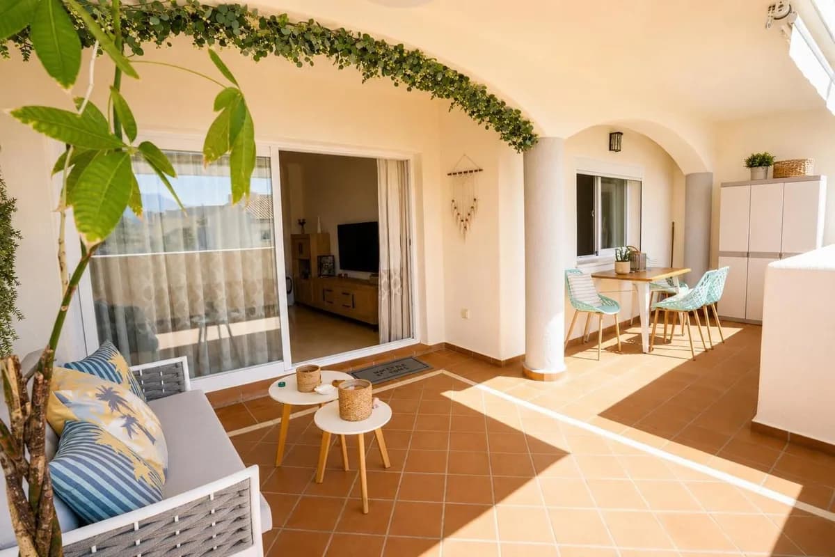 Elviria – Morgensol, kveldssol og seks bassenger. Flott leilighet med 2 soverom i Santa María Green Hills – bilde 1