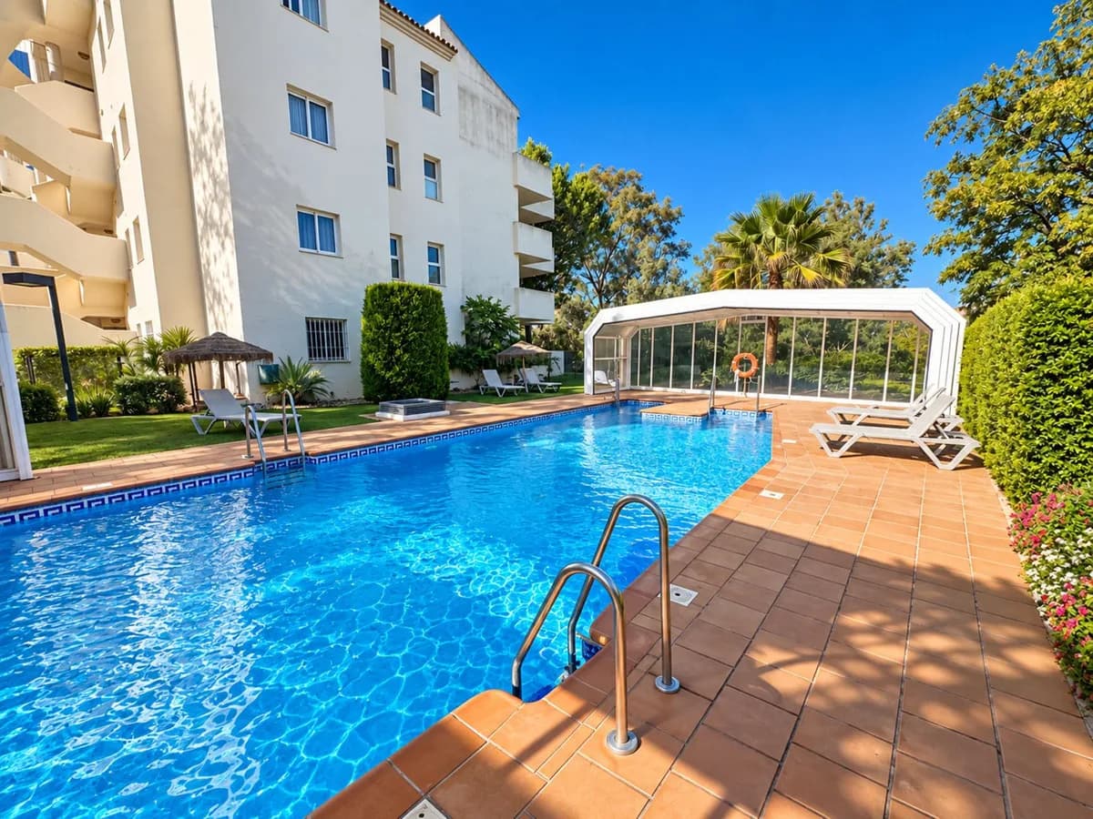 Elviria – Morgensol, kveldssol og seks bassenger. Flott leilighet med 2 soverom i Santa María Green Hills – bilde 2