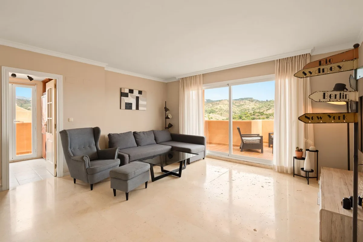 Santa Maria Golf, Elviria – hjørnepenthouse med havutsikt og terrasser rundt hele boligen. Turistlisens er på plass – bilde 3