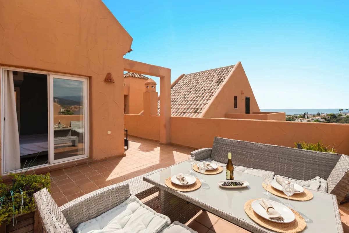 Santa Maria Golf, Elviria – hjørnepenthouse med havutsikt og terrasser rundt hele boligen. Turistlisens er på plass – bilde 1
