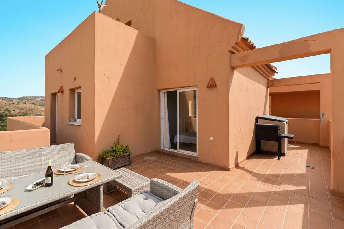 Santa Maria Golf, Elviria – hjørnepenthouse med havutsikt og terrasser rundt hele boligen. Turistlisens er på plass – bilde 4