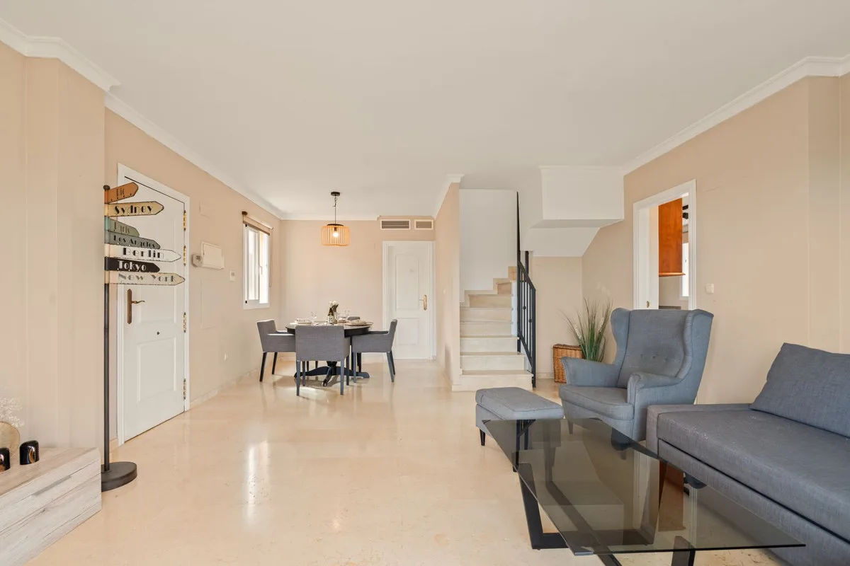 Santa Maria Golf, Elviria – hjørnepenthouse med havutsikt og terrasser rundt hele boligen. Turistlisens er på plass – bilde 5