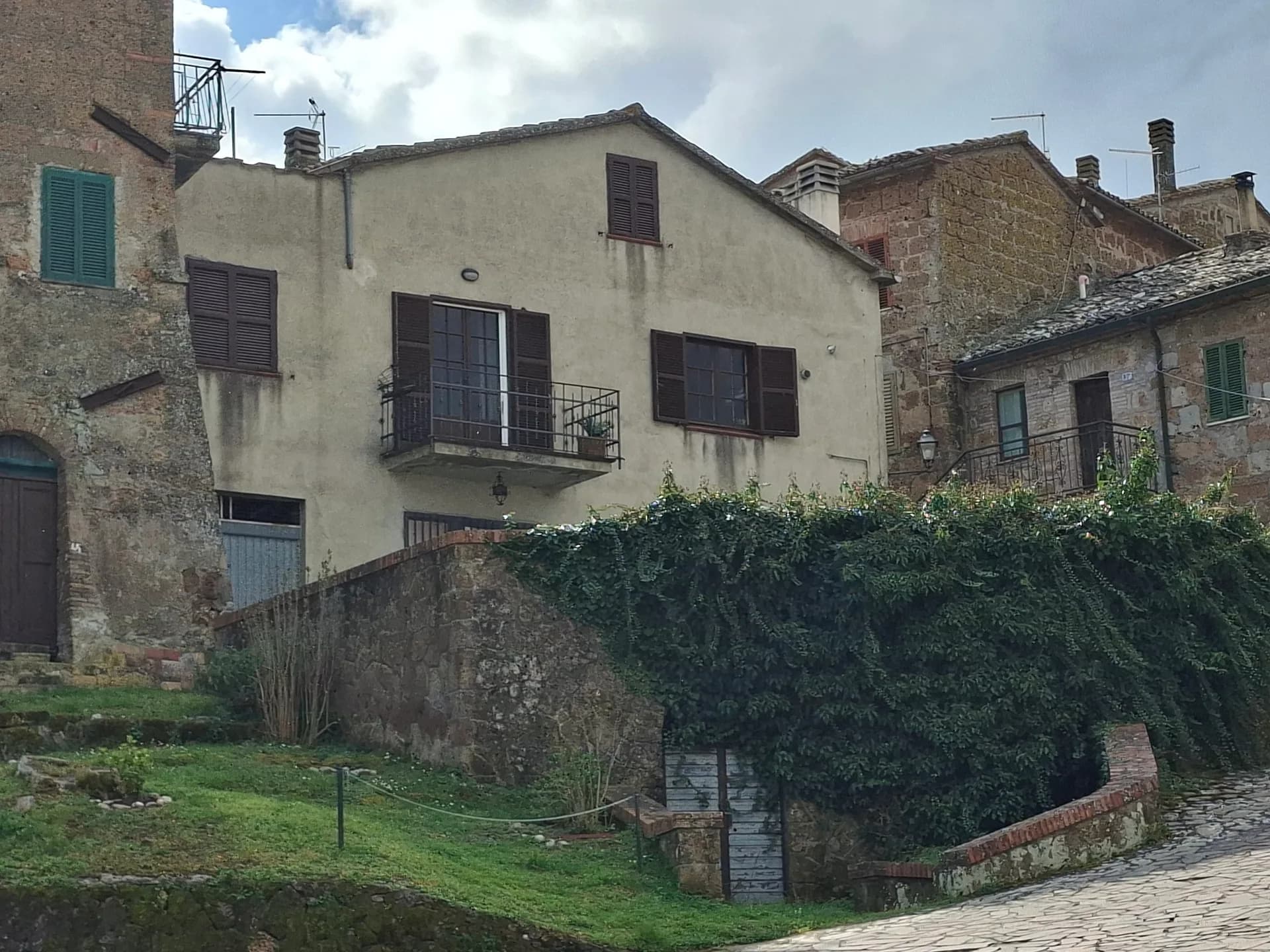 Takterrasse med utsikt mot Toscana ,slow life i historiske Proceno. Presenteres på vårt seminar 4. nov. – bilde 3