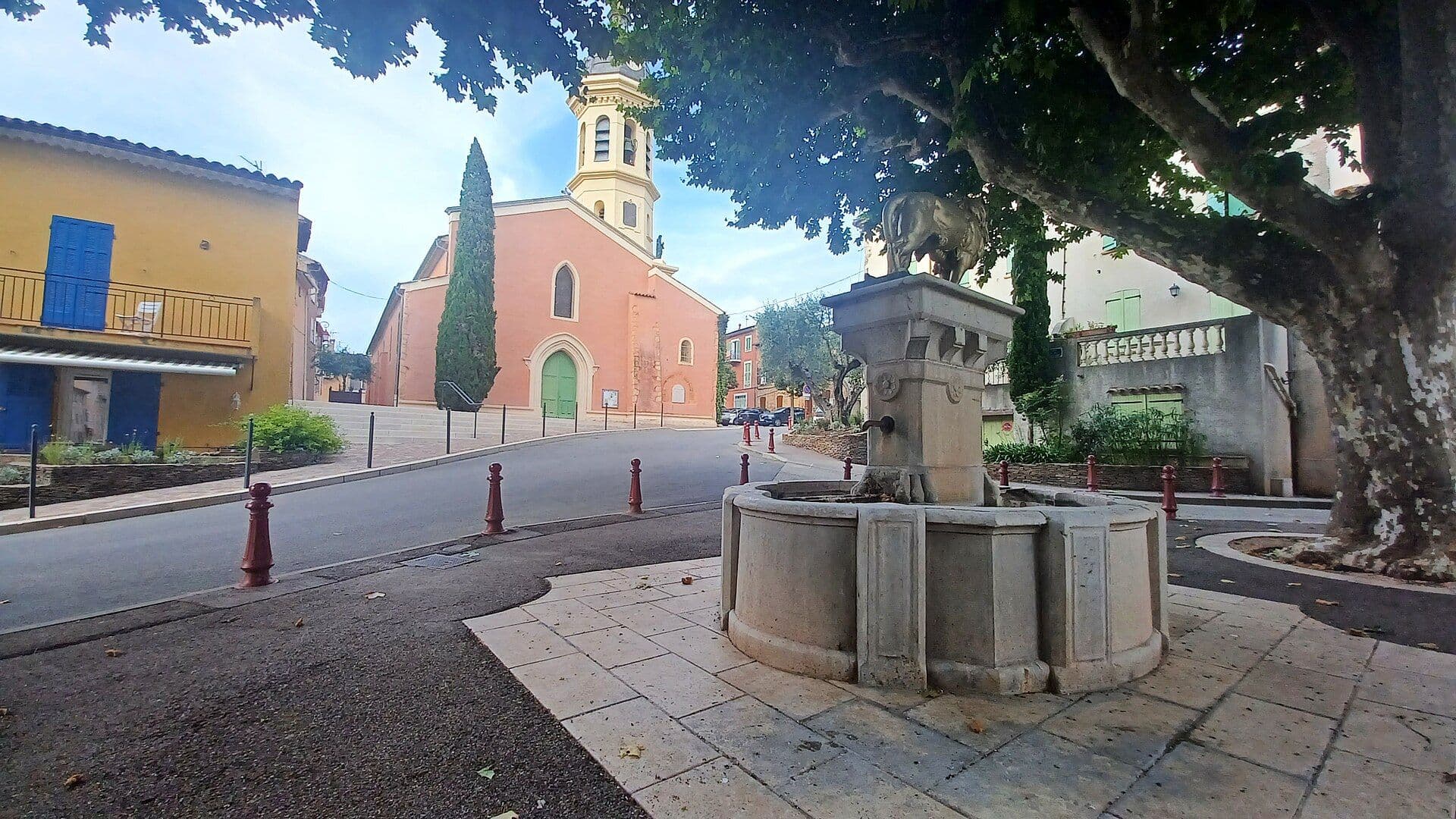 Kirken Saint-Jean-Baptiste og fontenen i Vidauban