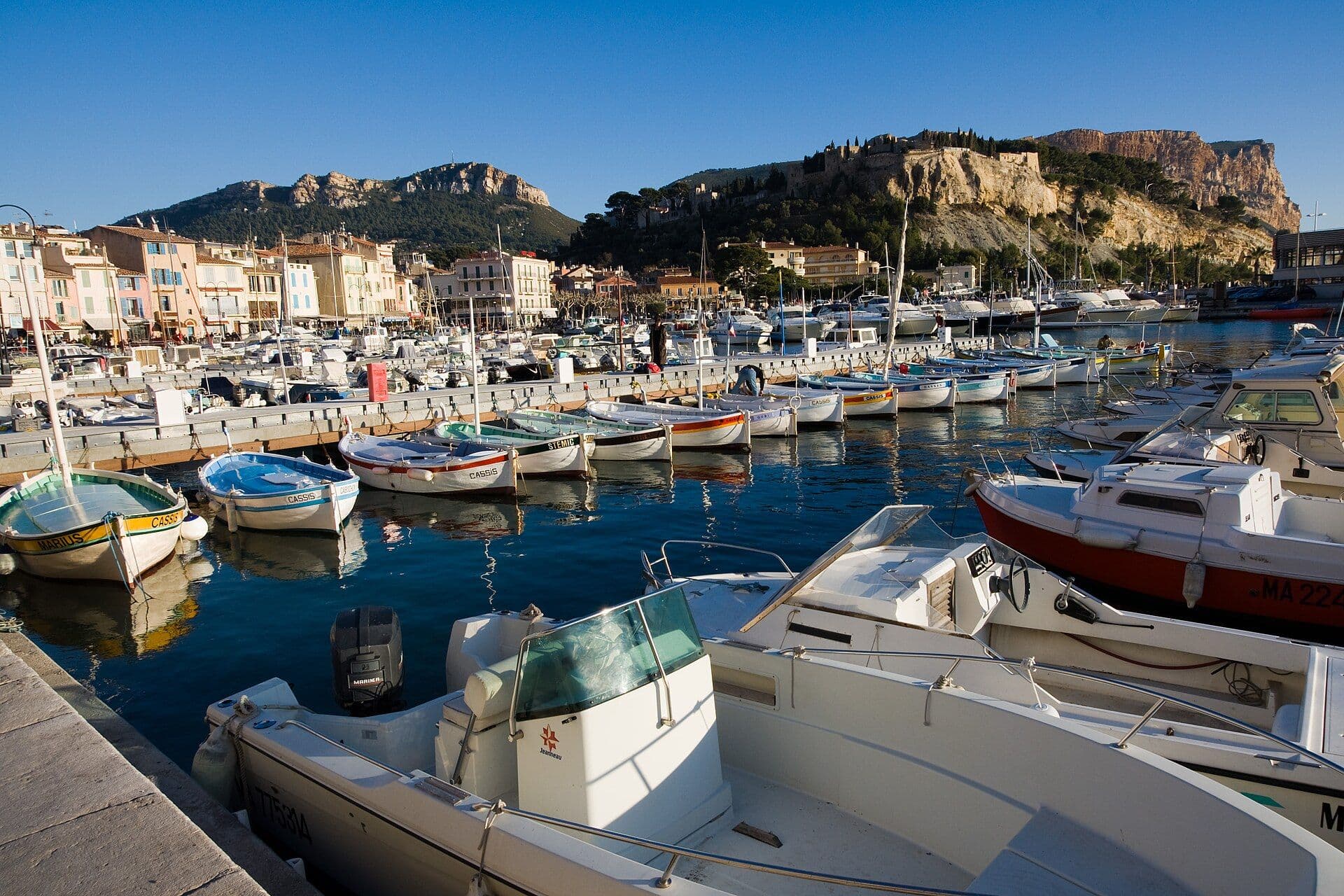 Fargerike bygninger ved havnen i Cassis