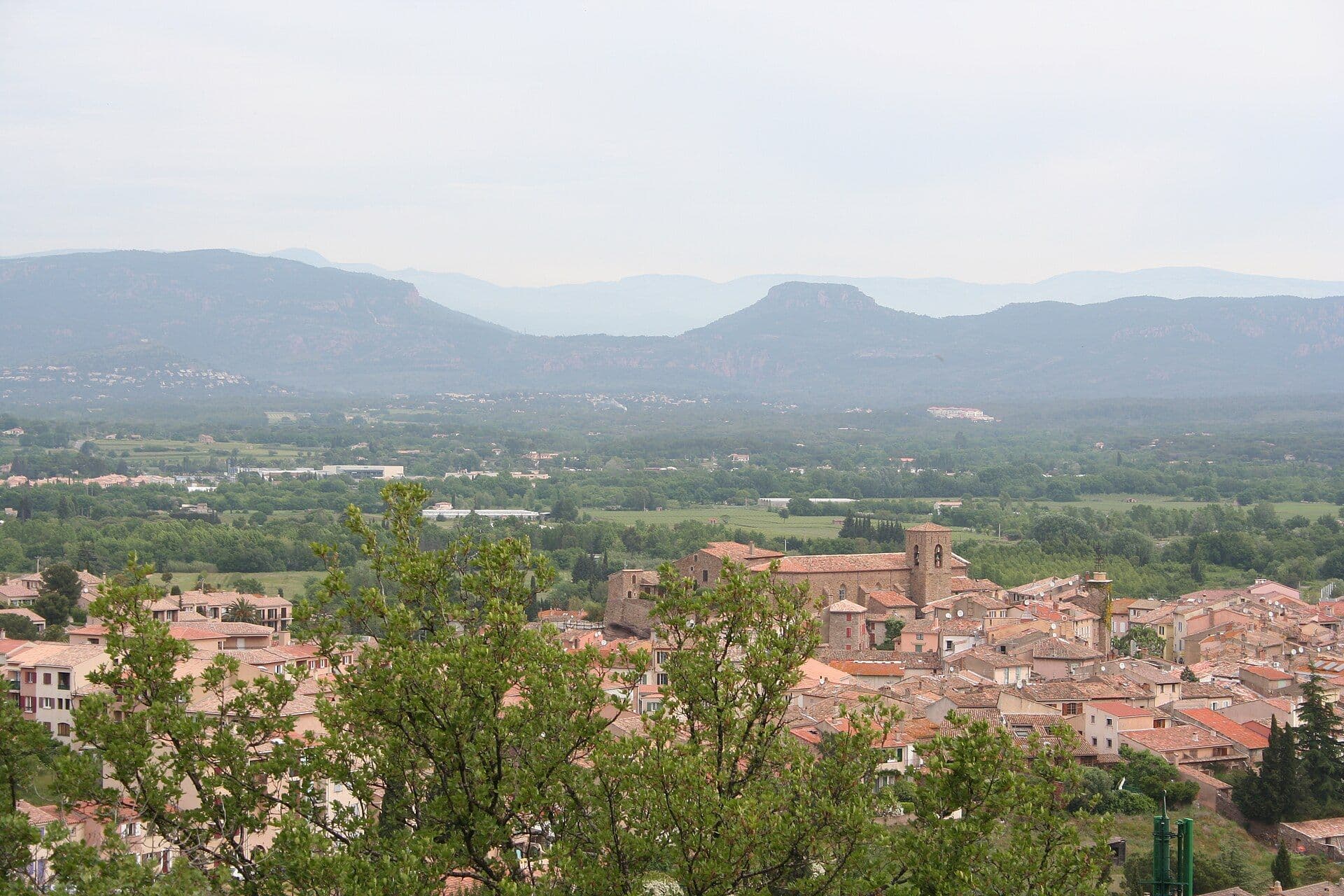Landsbyen Roquebrune-sur-Argens med fjellene i bakgrunnen