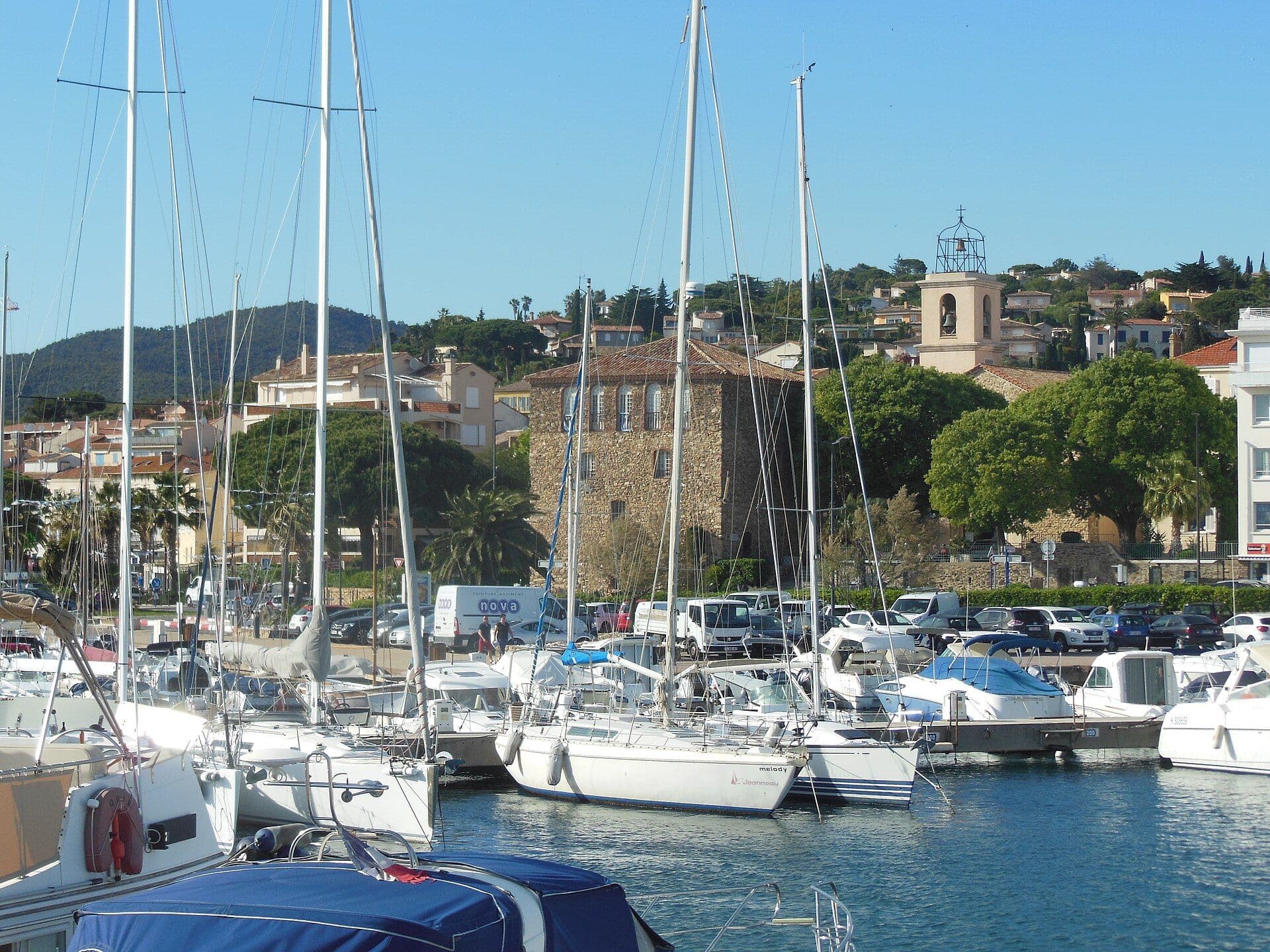 Havnen og kirken i Sainte-Maxime