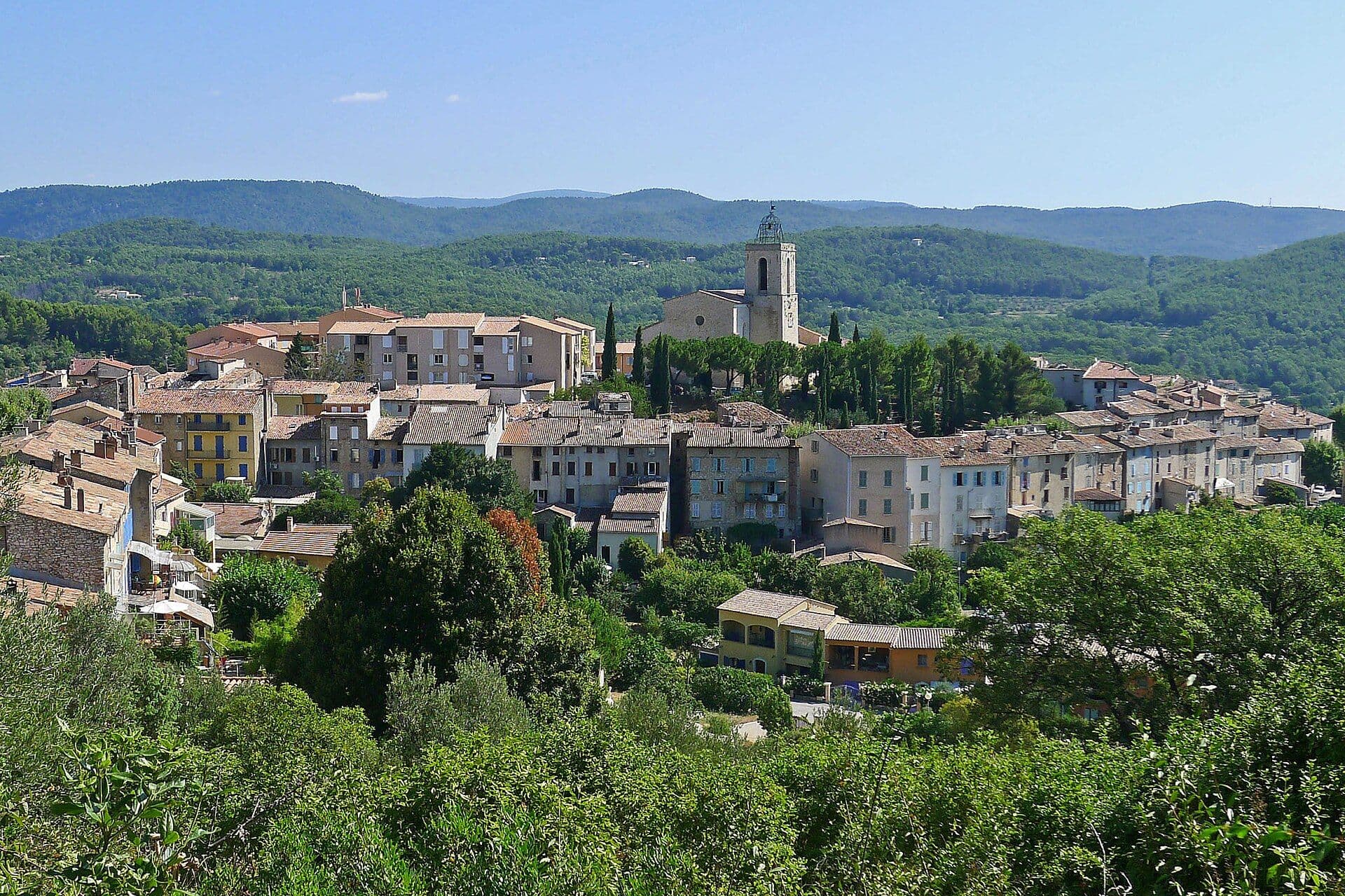 Landsbyen Flayosc med kirketårn og åser