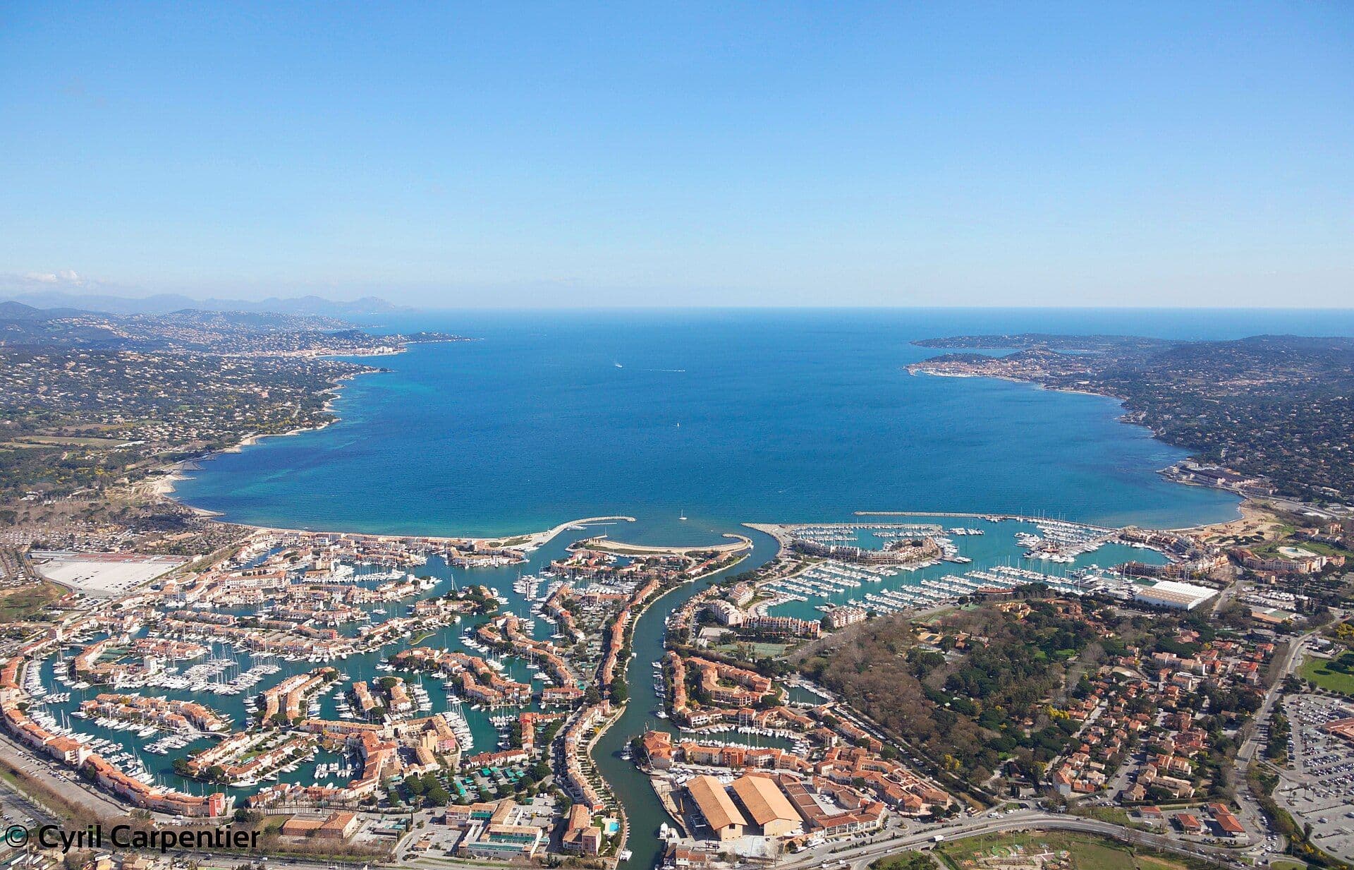 Kanalene og havnen i Port Grimaud sett ovenfra
