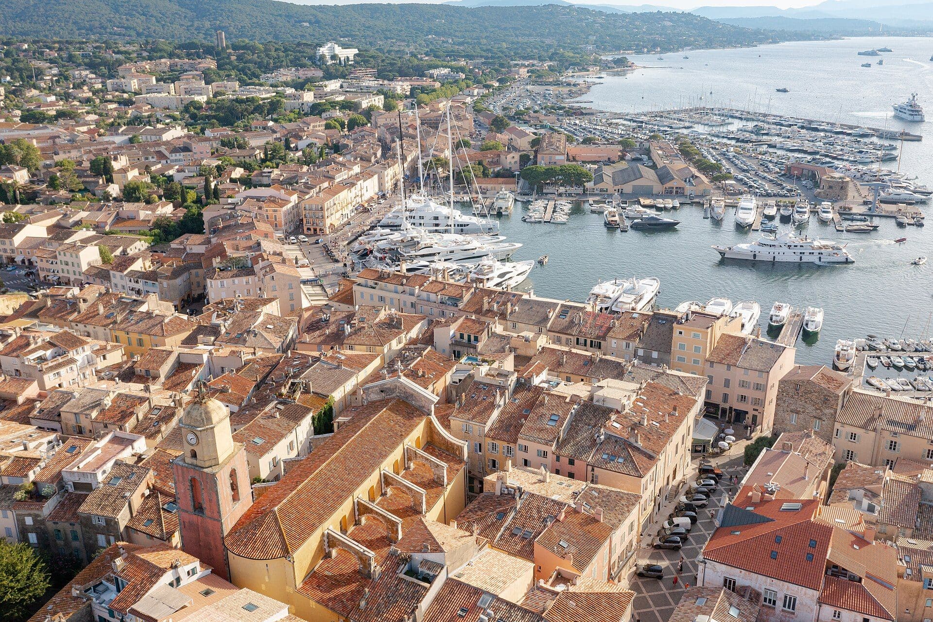 Kirketårnet og hustakene i Saint-Tropez