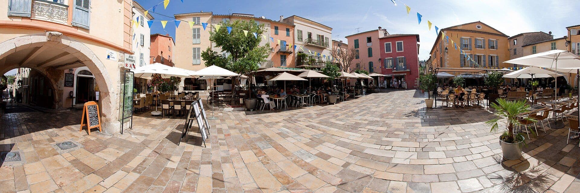 Torget med restauranter i Valbonne