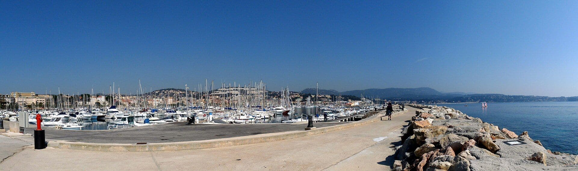 Panorama over havnen i Bandol