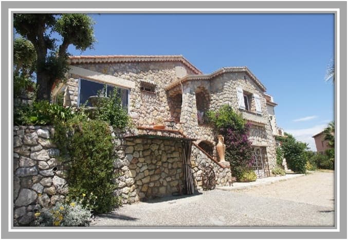Antibes - 6-roms steinvilla som har to leiligheter og havutsikt - NEDSATT PRIS! -