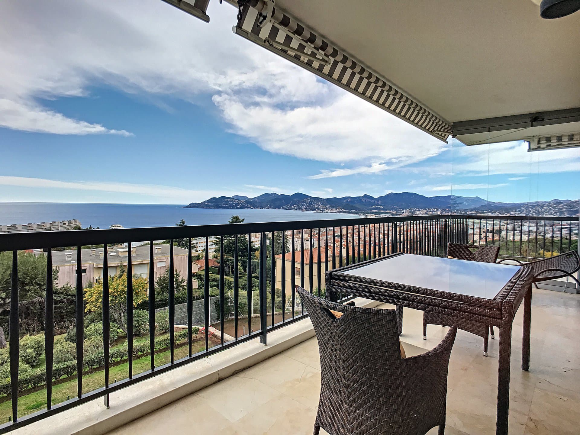 Cannes | Croix des gardes | Lekker leilighet med stor terrasse og flott utsikt
