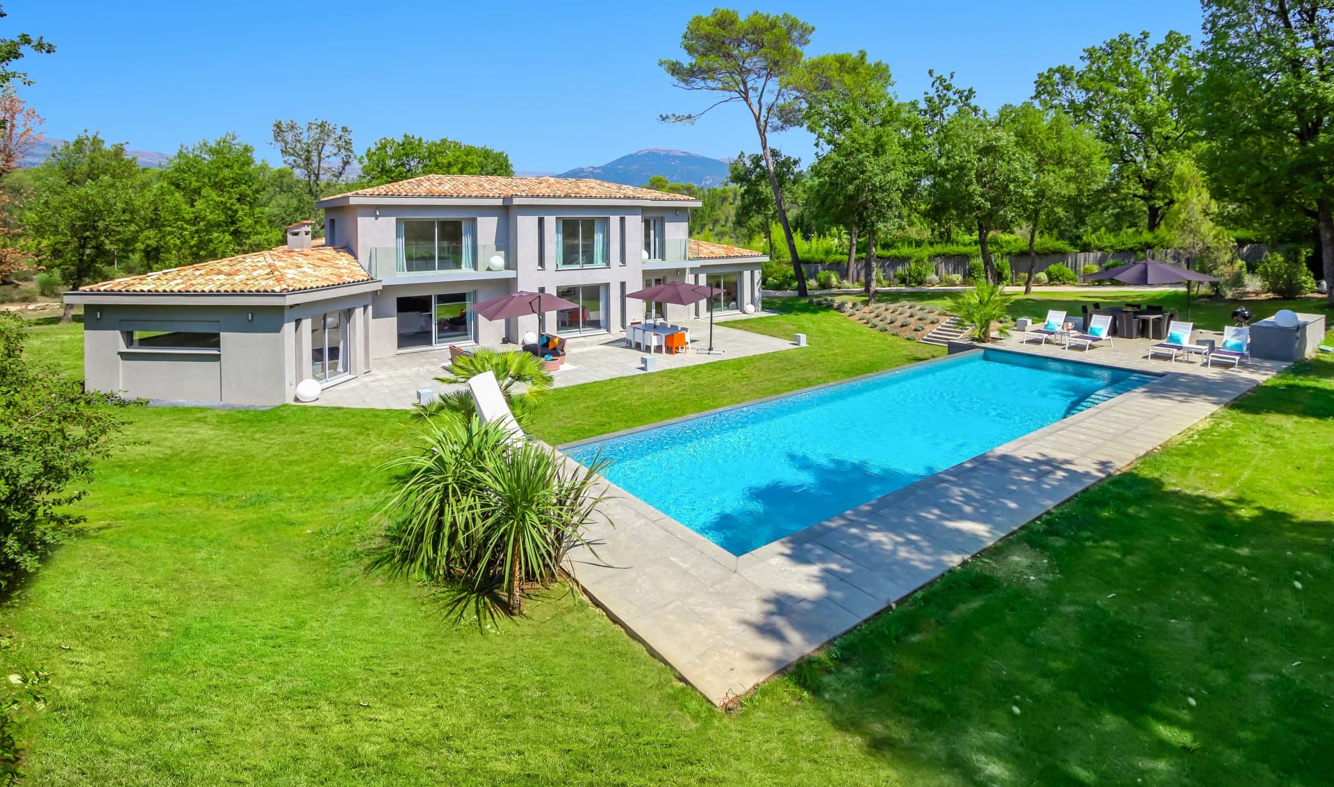 Valbonne | Moderne villa med høy standard, meget usjenert og solrikt