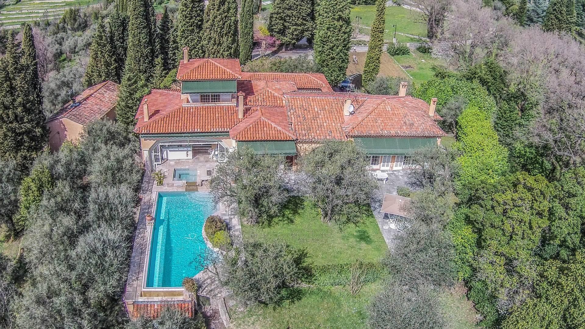 Valbonne | Fantastisk villa på stor tomt med gjestehus