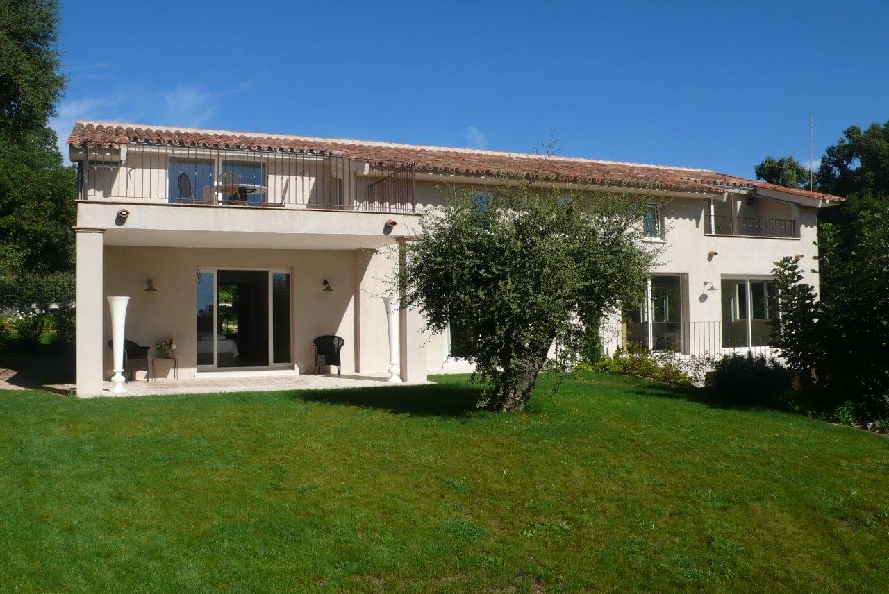 Nær Ste Maxime/St. Tropez | Flott villa med stor tomt, nær sjø og strand