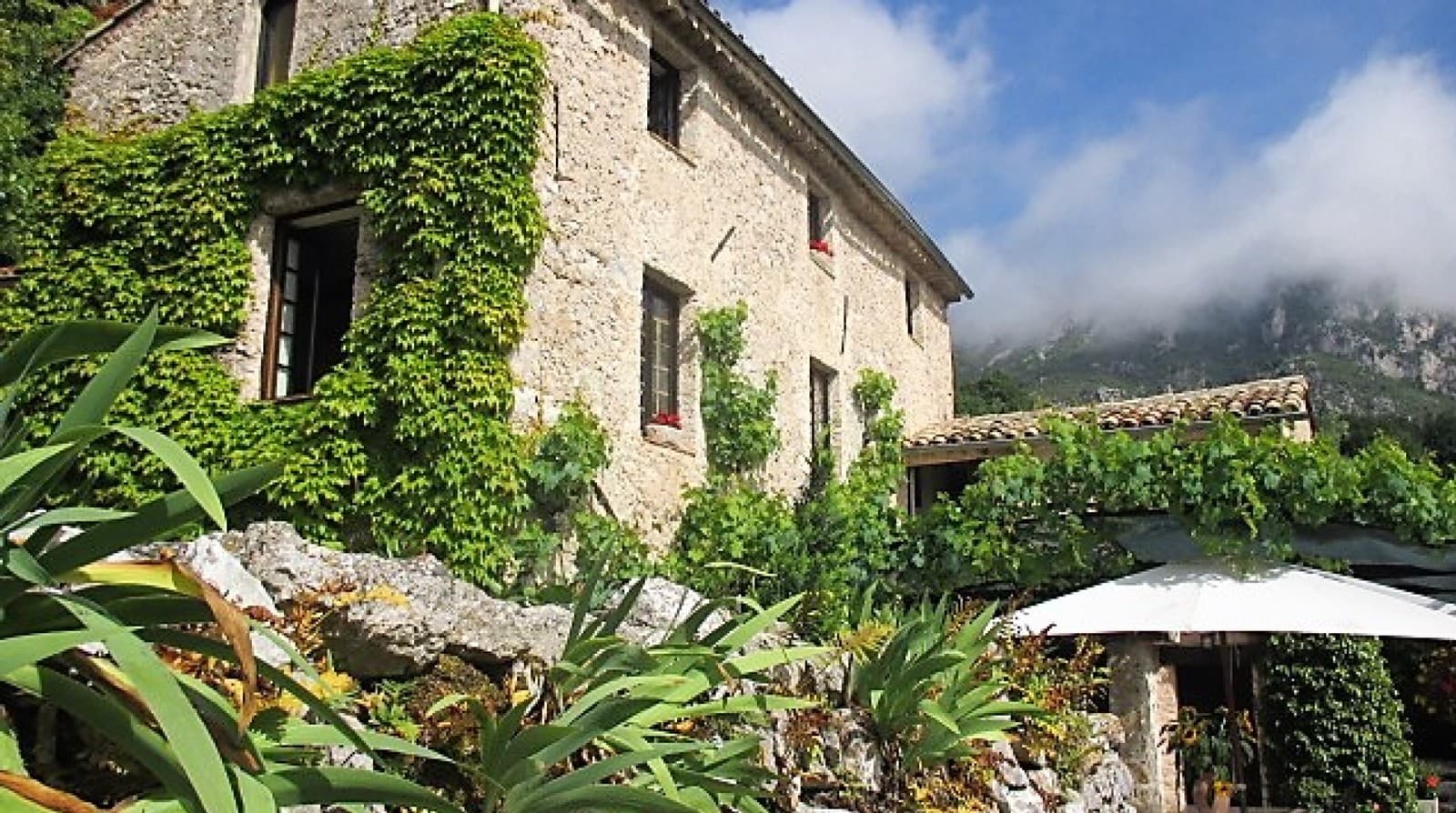 Menton | Sjarmerende steinhus, med panoramautsikt mot åsene og middelhavet