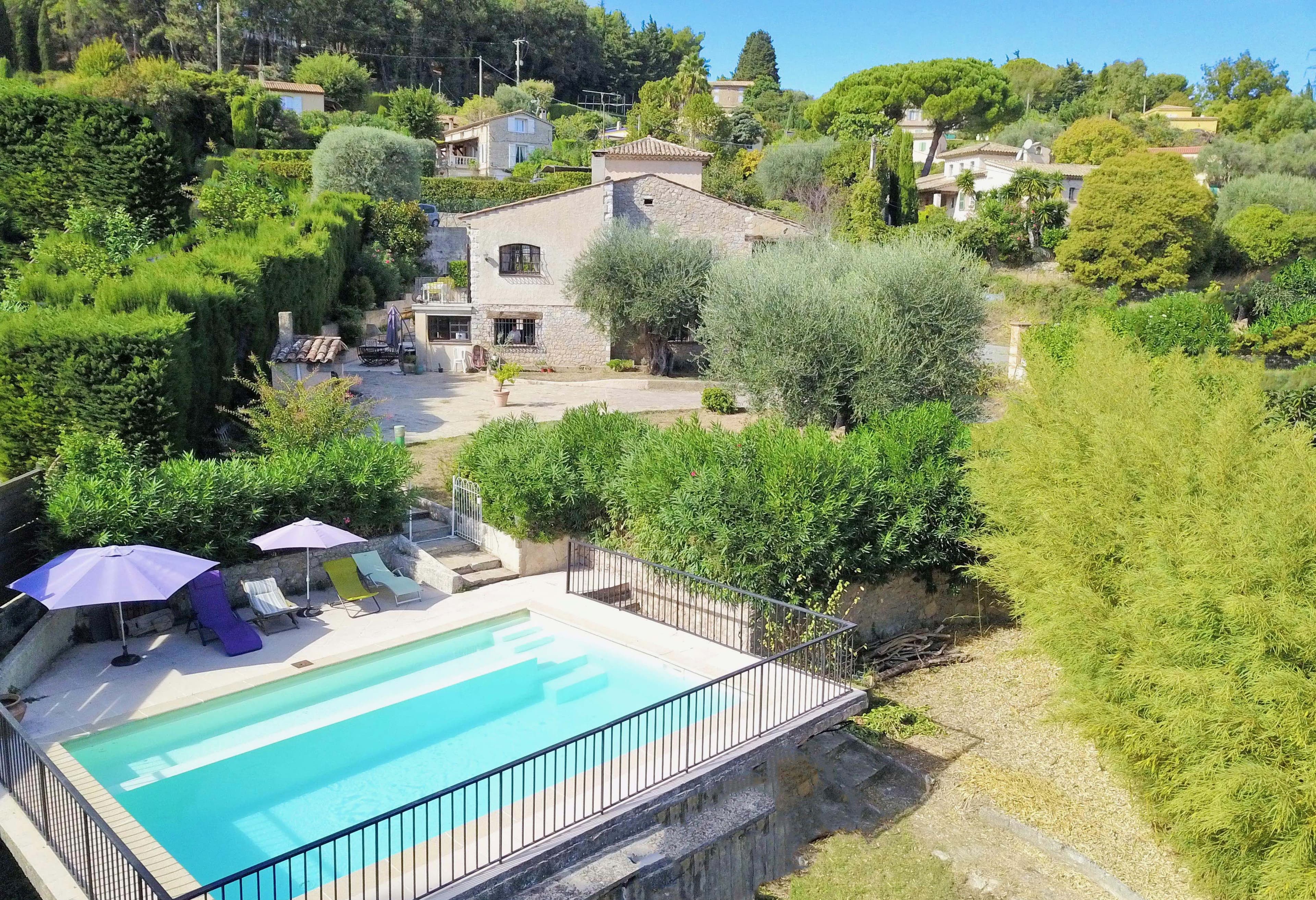 Mougins | Meget pen og innholdsrik steinvilla med seks soverom