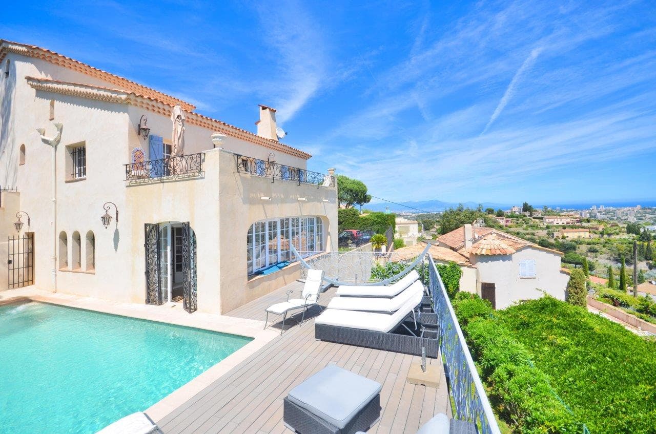 Vallauris | Nydelig provencalsk villa med fem soverom og sjøutsikt