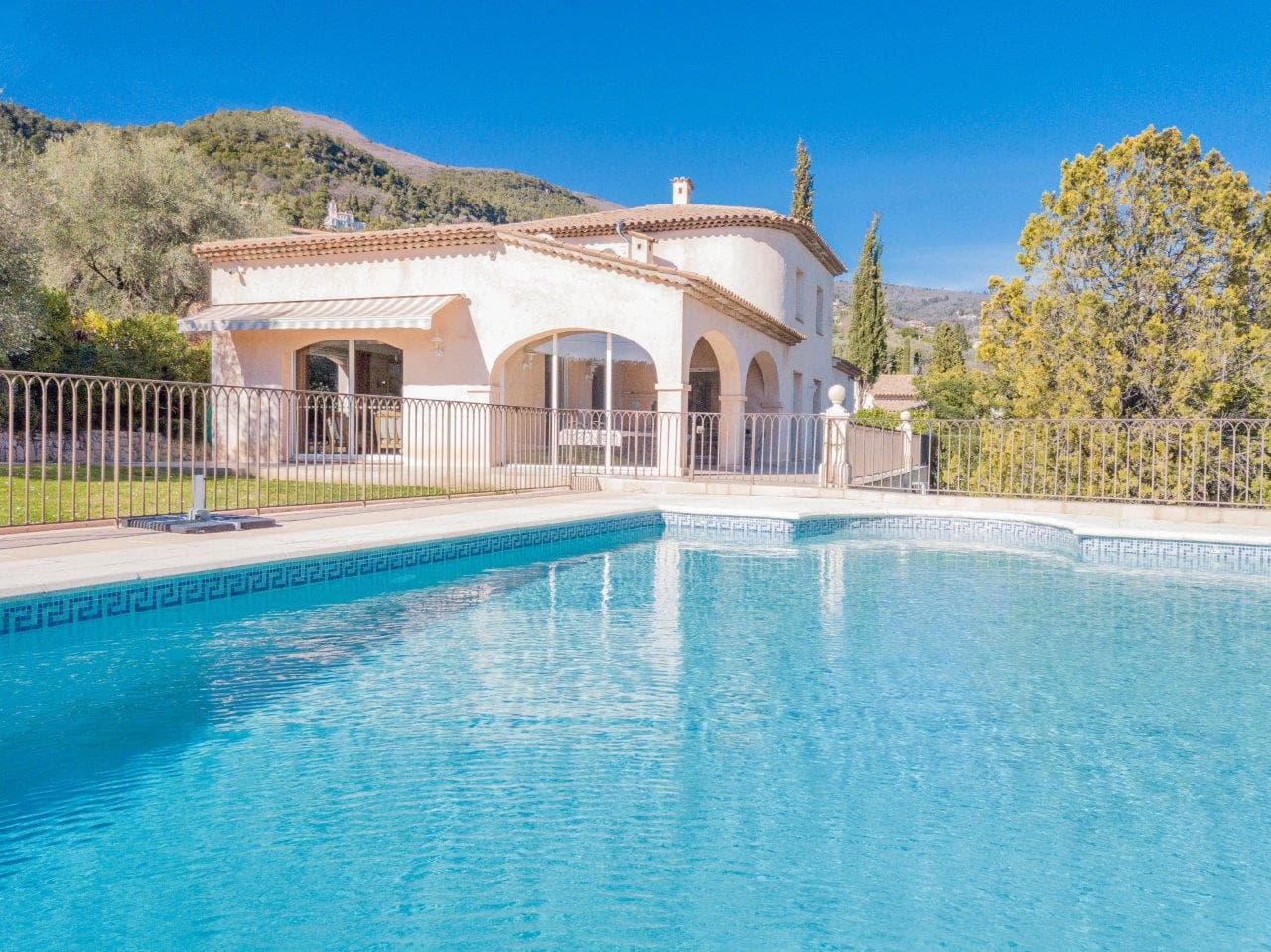 Grasse | Innholdsrik provencalsk villa med seks soverom og svømmebasseng