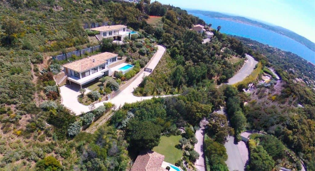 Grimaud | Fantastisk beliggende eiendom med to moderne villaer. panoramautsikt