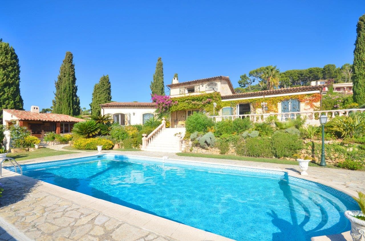Vallauris | Nydelig provencalsk villa med tre soverom og gjestehus. panoramautsikt