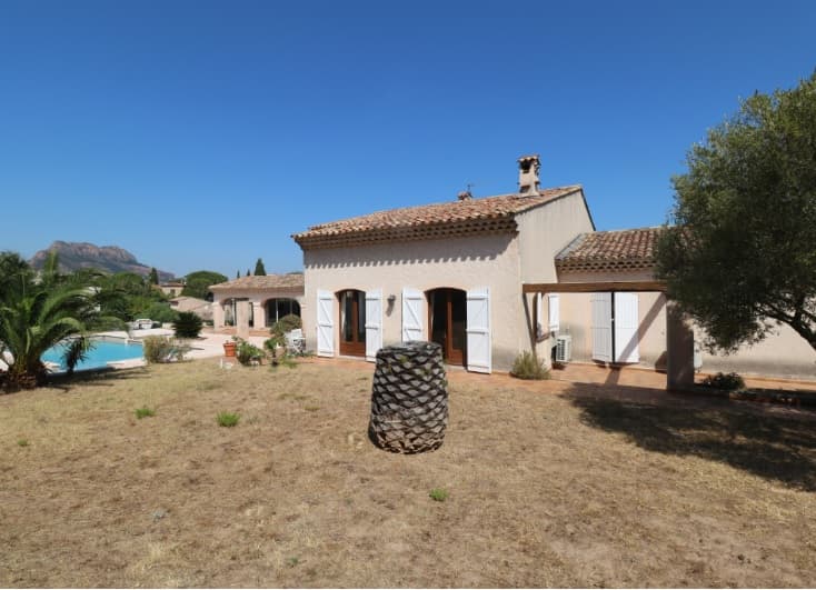 Roquebrune sur Argens | Innholdsrik villa med tre soverom og svømmebasseng