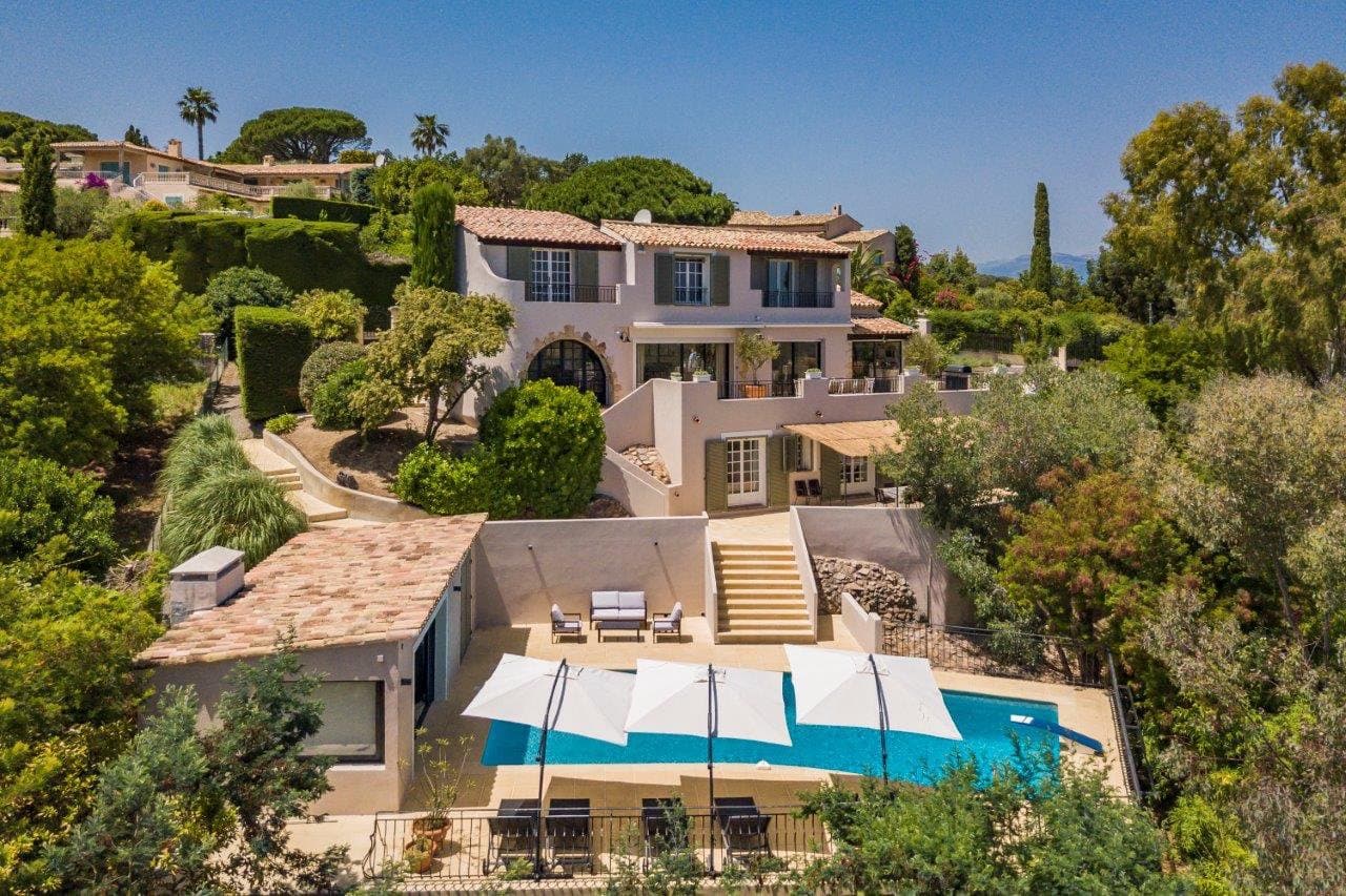 Cannes | Stor karakteristisk villa med solrike terrasser og svømmebasseng