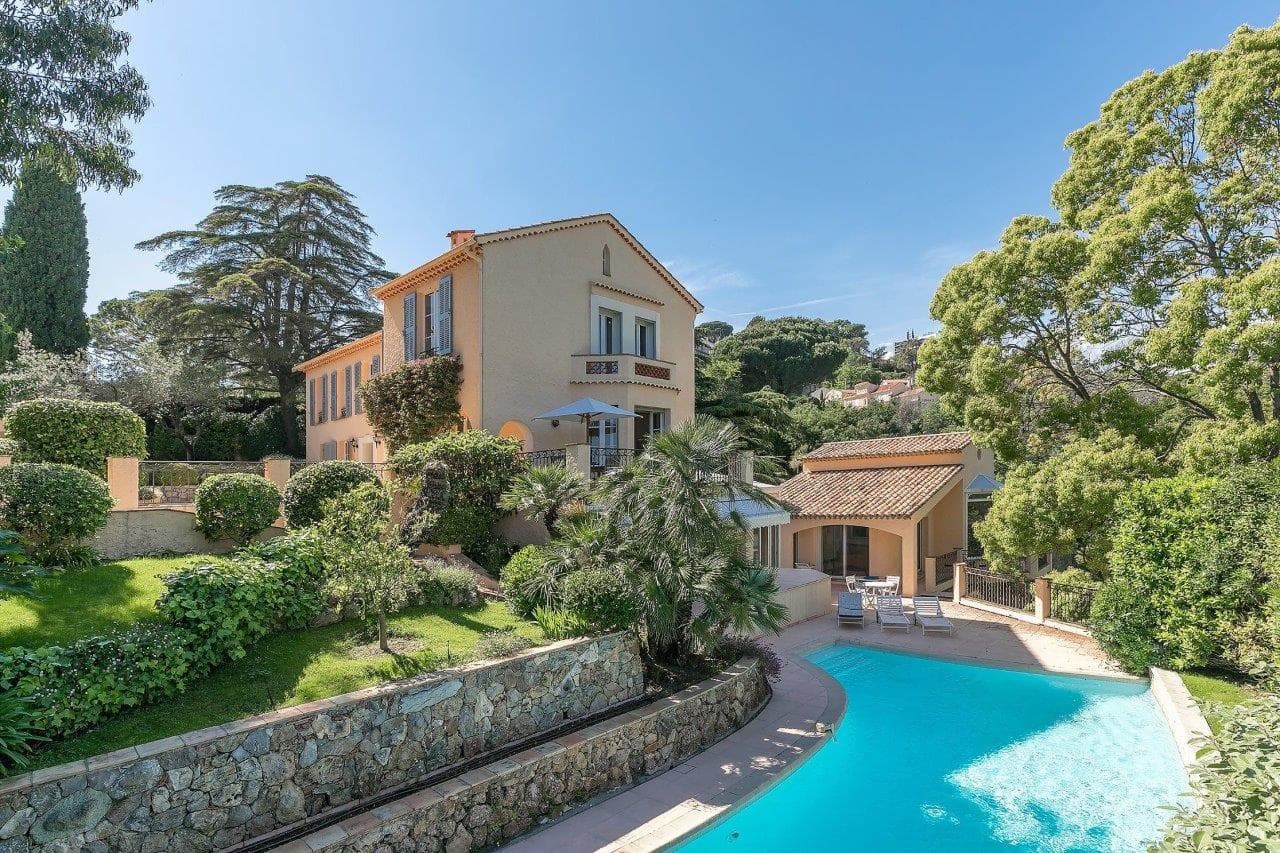 Cannes | Stor villa med sidebygning. innholdsrik eiendom med svømmebasseng og utsikt