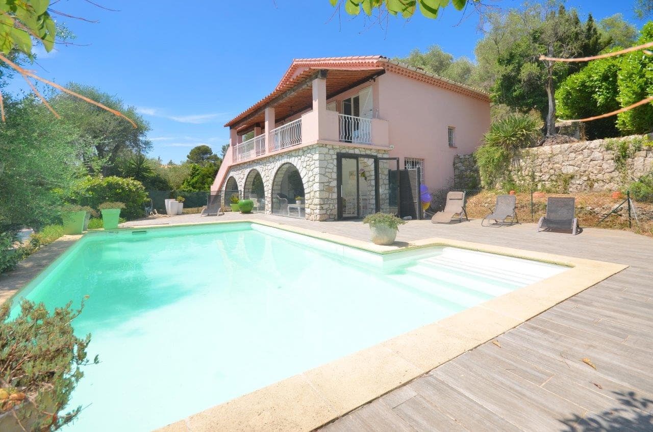 Mougins | Villa med fire soverom i lukket domene nær golfbane