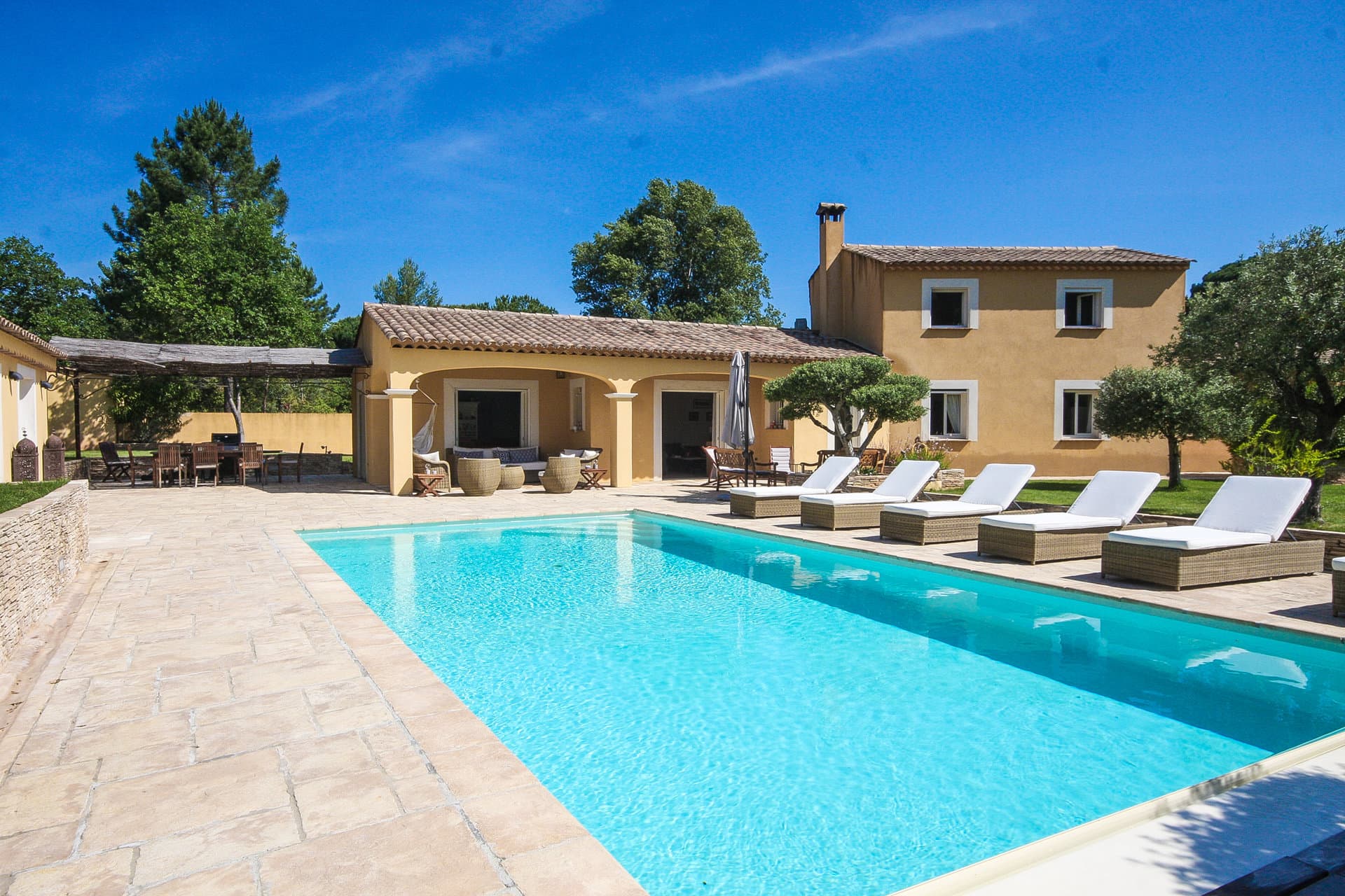 Vidauban | Karakteristisk provencalsk villa med fem soverom og svømmebasseng