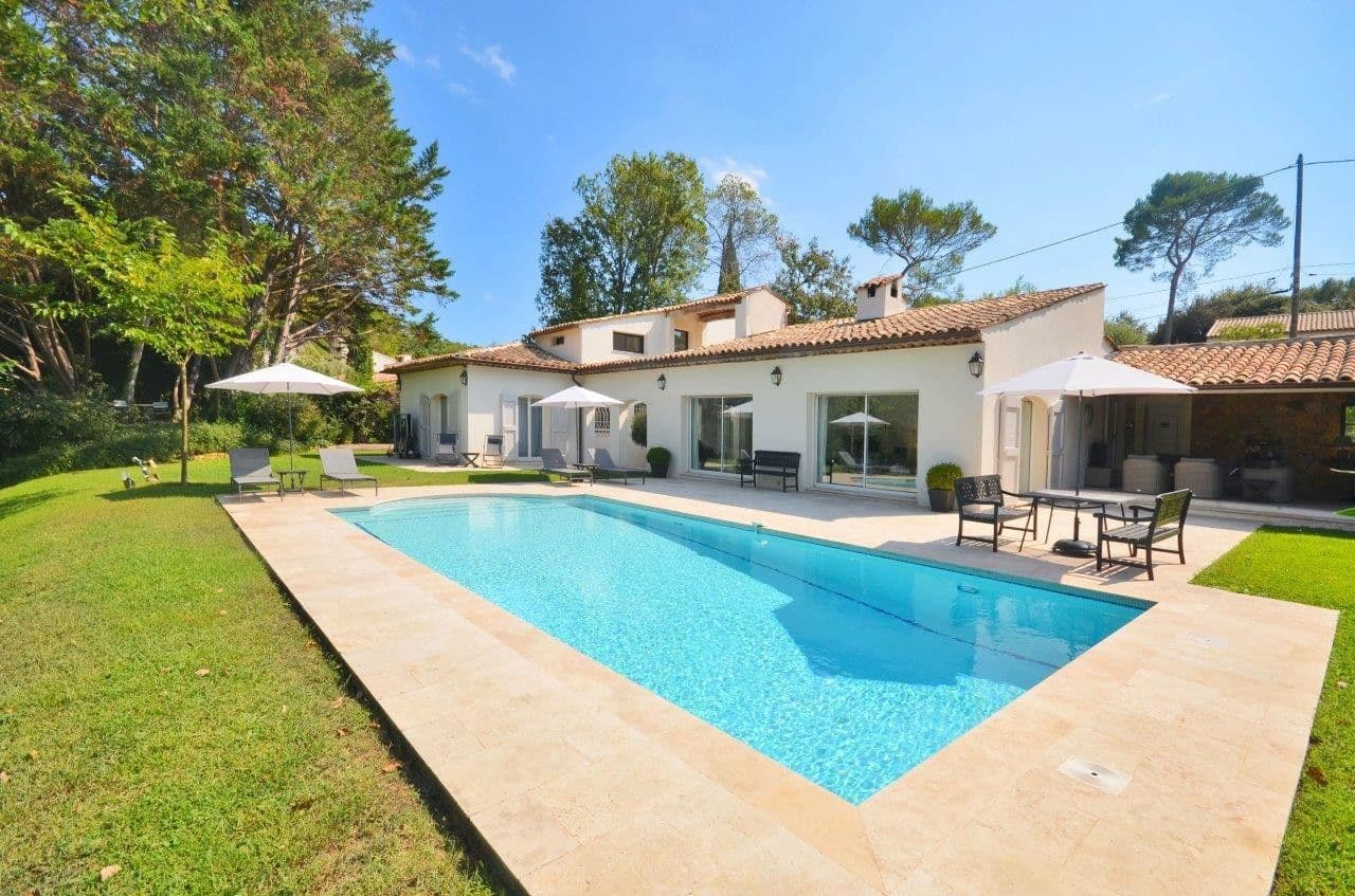 Mougins | Villa i attraktivt lukket boligområde i enden av golfbanen