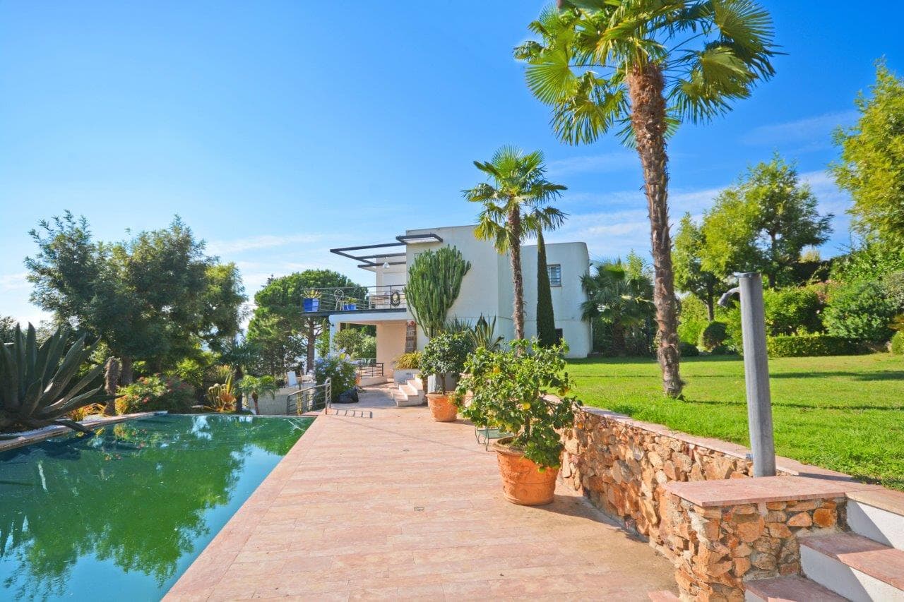 Cannes | Moderne og innholdsrik villa med fire soverom, svømmebasseng og sjøutsikt