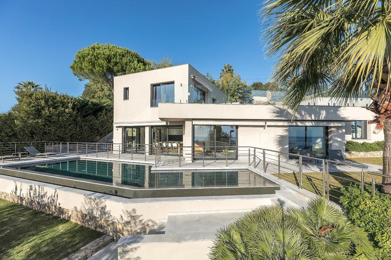 Super Cannes | Moderne villa med panoramautsikt over sjøen og lerinsøyene