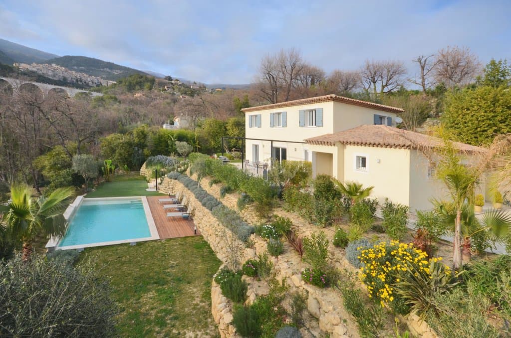 Tourettes sur loup | Flott villa i neo provencalsk stil med fire soverom og svømmebasseng