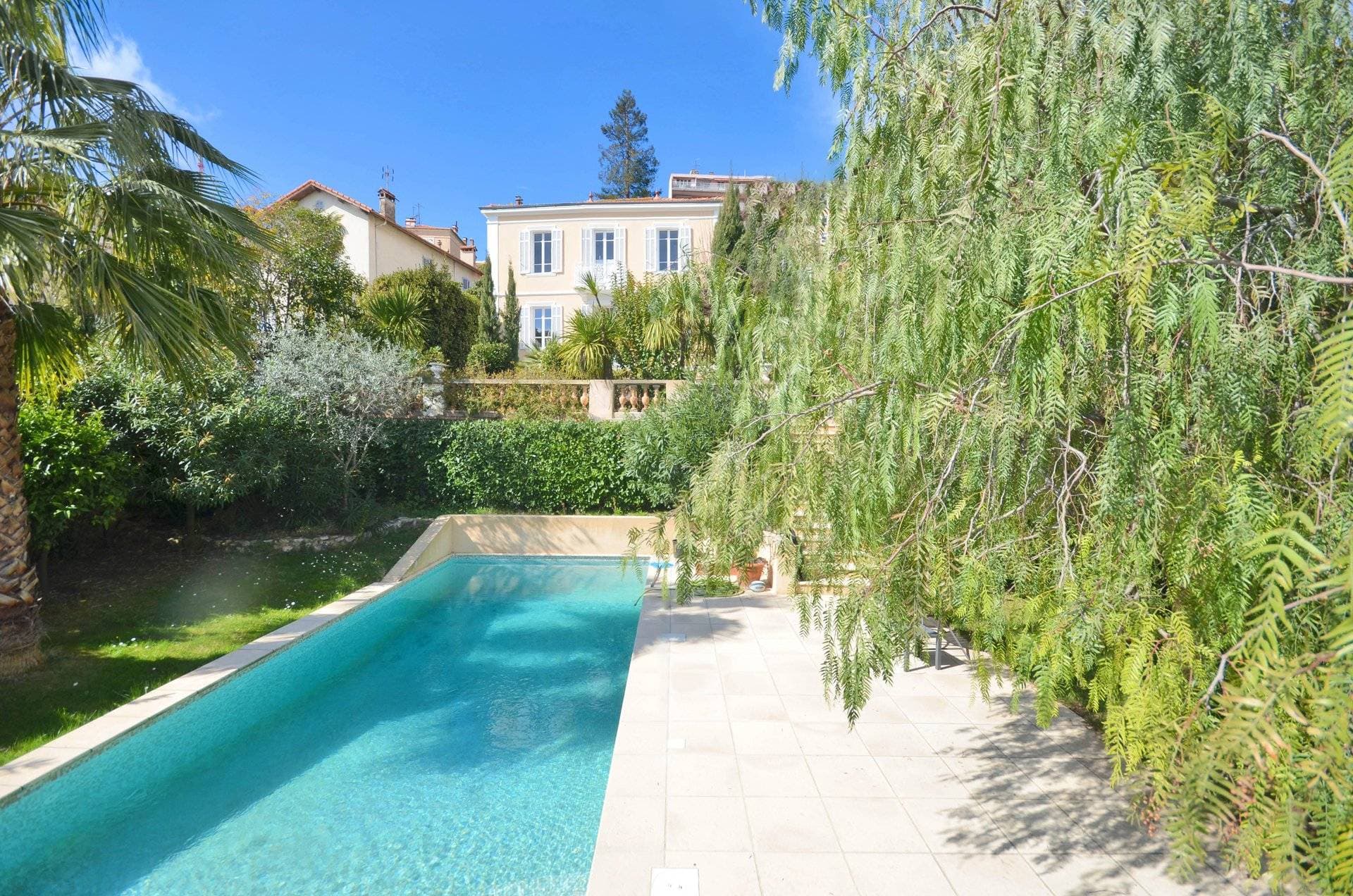 Grasse | Nydelig provencalsk villa med svømmebasseng og fin utsikt