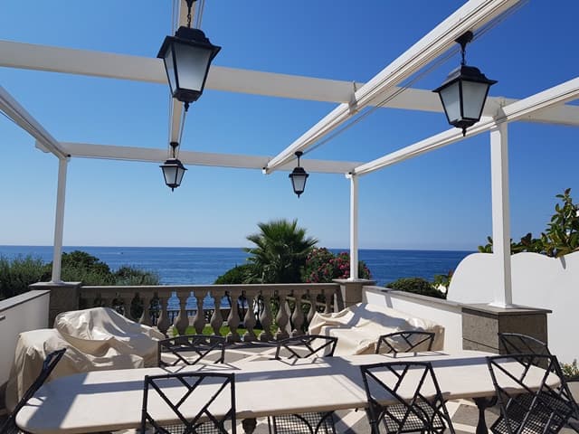 Flott eiendom i Santa Marinella med direkte adgang til middelhavet